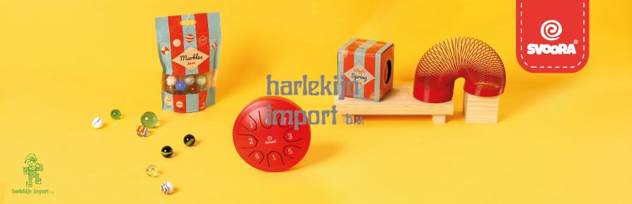 SVOORA houtenspeelgoed, handpoppen, tollen, muziekdozen en spellen.