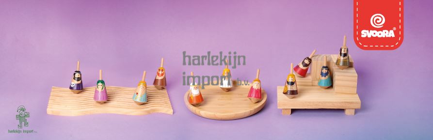 SVOORA houtenspeelgoed, handpoppen, tollen, muziekdozen en spellen.
